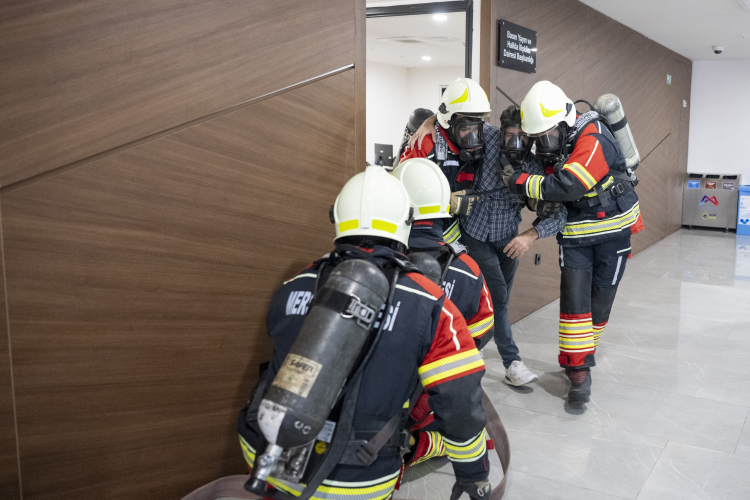 Mersin Büyükşehir Belediyesi binasında yangın tatbikatı yapıldı 2