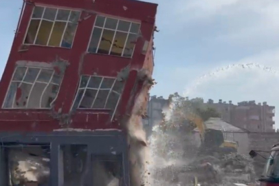 Mersin’de 2 katlı bina titreşimle yıkıldı