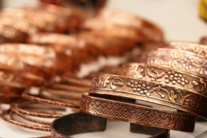 Adana’da bakır bileklikler yeniden moda oldu