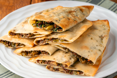 Dışı Çıtır, İçi Yumuşacık Yeşil Zeytinli Börek Sofraları Şenlendiriyor