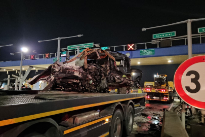 Kuzey Marmara Otoyolu’nda otomobil gişelere çarptı