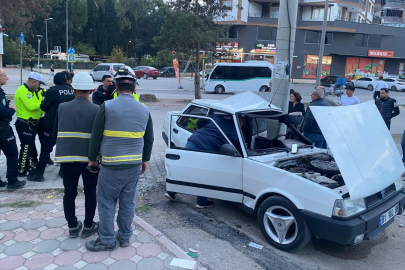 Adana Ceyhan’da otomobil direğe çarptı: 3 yaralı