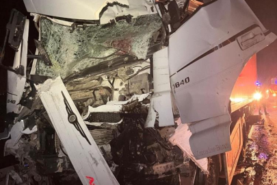 Adana TAG Otoyolu’nda tır park halindeki tur otobüsüne çarptı: 14 yaralı