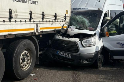Gaziantep’te minibüs tıra arkadan çarptı: 5 kişi hafif yaralandı