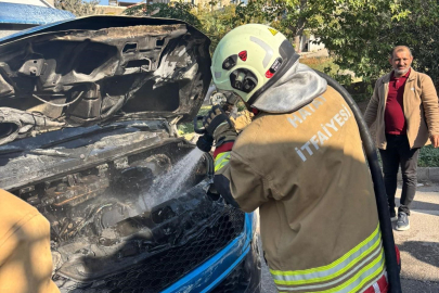 Hatay’da yolcu minibüsünün motor kısmı alevlere teslim oldu