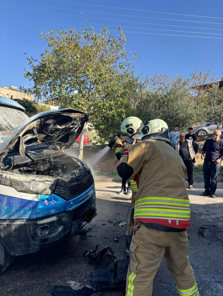 Hatay’da yolcu minibüsünün motor kısmı alevlere teslim oldu 2