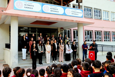 Öğretmenler Günü’nde alkışlar okul müdürü ve koroya