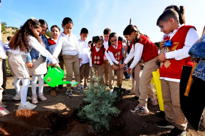 Öğretmenler Günü’nde fidanlar toprakla buluştu