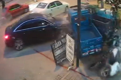 Adana'da kaza anı hem güvenlik kamerasına hem de araç kamerasına yansıdı