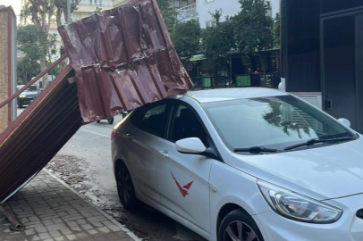 Alanya'da fırtına inşaat korkuluklarını uçurdu, park halindeki araca zarar verdi
