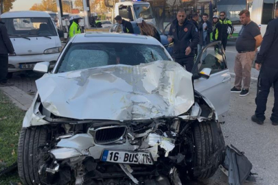 Bursa'da yarış yapan iki otomobil dehşet saçtı: 13 yaralı