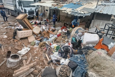 Mersin'de bir evden 10 kamyon çöp çıkarıldı