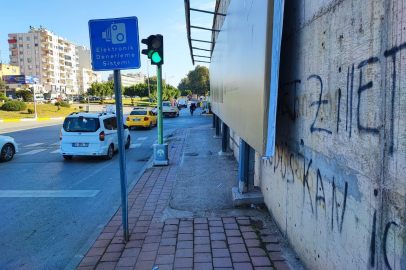 Adana'da 'bu kadar da olmaz' dedirten görüntü: Rampa var, geçiş yok