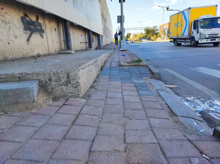 Adana'da 'bu kadar da olmaz' dedirten görüntü Rampa var, geçiş yok 2