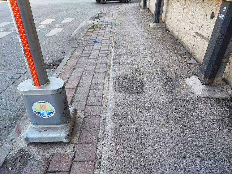 Adana'da 'bu kadar da olmaz' dedirten görüntü Rampa var, geçiş yok 4