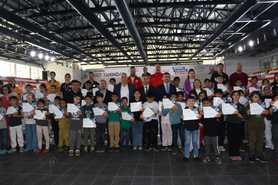 Adana’da 135 öğrenci yüzme kursunu tamamladı