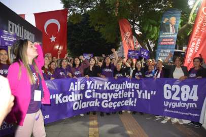CHP Adana Kadın Kolları, yüzlerce kadınla şiddete karşı yürüdü
