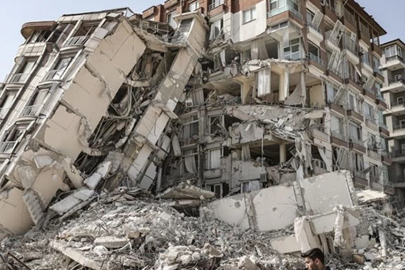 Depremde yıkılan binanın enkazındaki altınları zimmetine geçirmekle suçlanan sanık hakim karşısında