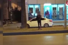 Uyuşturucu kullandığı öne sürülen genç kız garip hareketler yaptı