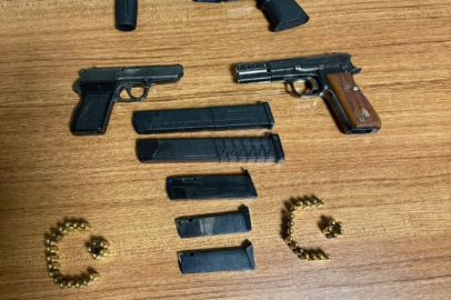 Adana’da bir eve yapılan baskında 1’i otomatik 3 ruhsatsız tabanca ele geçirildi