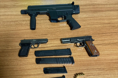 Adana’da evlerinde 3 ruhsatsız tabanca bulunan iki kardeş tutuklandı