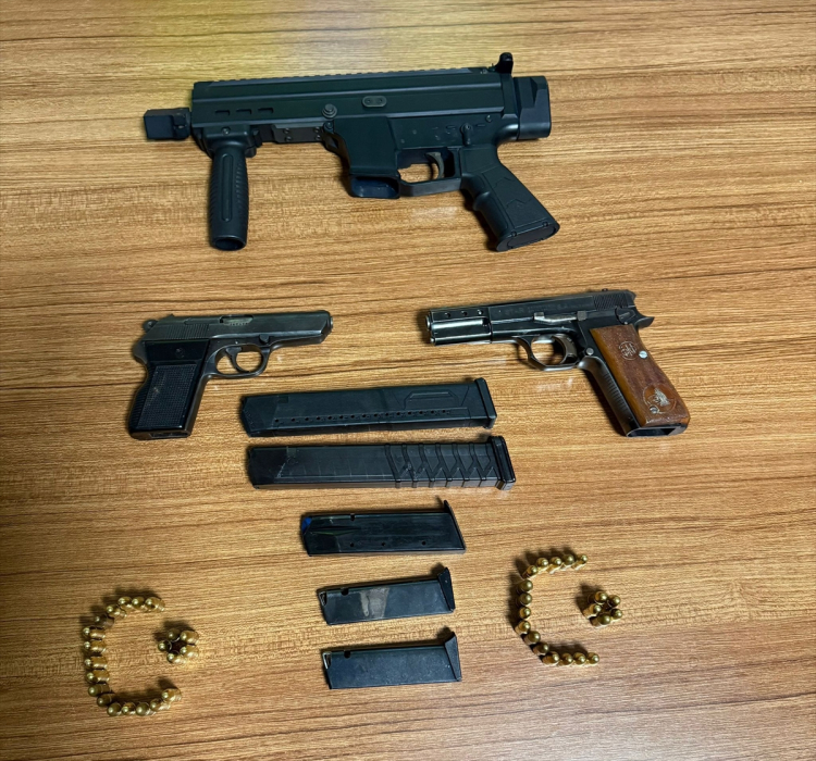 Adana’da evlerinde 3 ruhsatsız tabanca bulunan iki kardeş tutuklandı 2