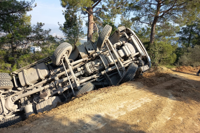 Hatay’da hafriyat kamyonu uçuruma devrildi: Sürücü yaralı
