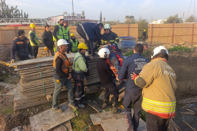 Hatay'da metrelerce yüksekte can pazarı: Vinç operatörü böyle kurtarıldı