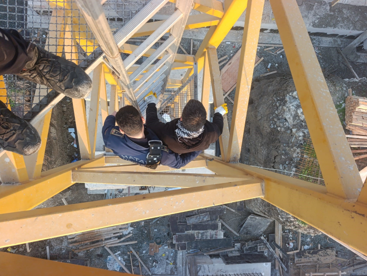 Hatay'da metrelerce yüksekte can pazarı Vinç operatörü böyle kurtarıldı 2