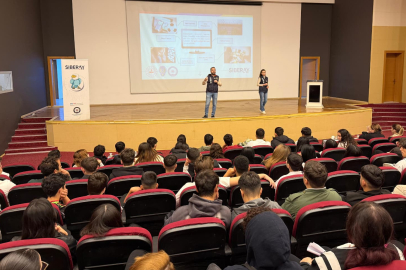 Adana’da polis ekipleri öğrencileri dijital tehditlere karşı uyardı