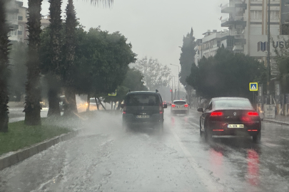 Antalya’da sağanak yağış hayatı olumsuz etkiledi