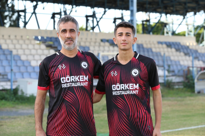 Hatay’da baba-oğul aynı takımda forma giyiyor