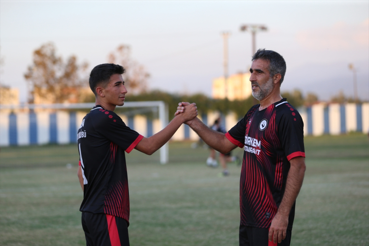 Hatay’da baba-oğul aynı takımda forma giyiyor 2