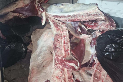 Minibüste menşei belirsiz 1 ton kırmızı et ele geçirildi