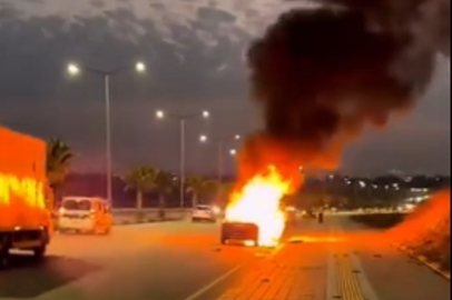 Adana’da seyir halindeki otomobil alev aldı