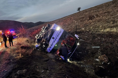 Afyonkarahisar’da yolcu otobüsü devrildi: 2 ölü, 21 yaralı