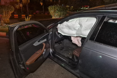 Bartın’da ilginç kaza: Direk üstüne devrildi, sürücü olay yerinden kaçtı