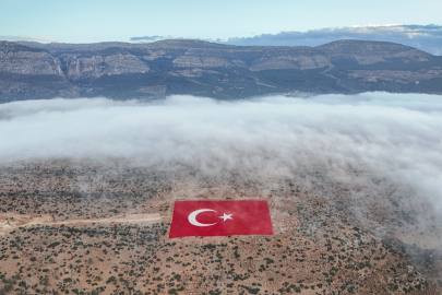 Mersin'de 22 dönümlük araziye işlenen Türk bayrağı siste görüntülendi