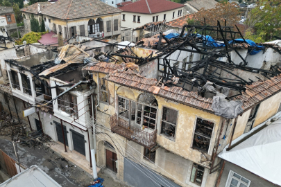 Mersin Tarsus’ta metruk binanın bir bölümü sağanak sonrası çöktü