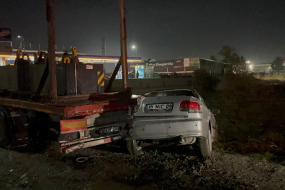 Park halindeki tıra çarpan otomobildeki 2 kişi yaralandı