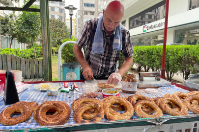 Adana’da simit tezgahı, müşteriye özel lezzetler sunuyor