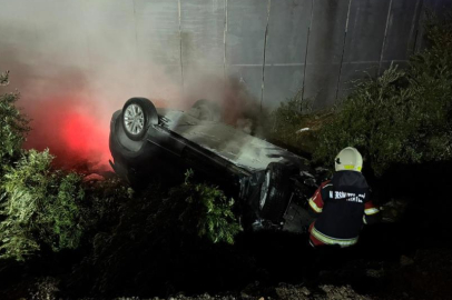Kaza yapıp ters dönen elektrikli araçtaki yangına ekipler müdahale etti