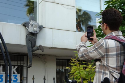 Penceredeki “hırsız mankeni” paniğe yol açıyor: Görenler polisi arıyor, taş atıyor