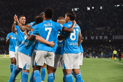 Roma liderliği Napoli’ye kaybetti: Tek gol Neres’ten