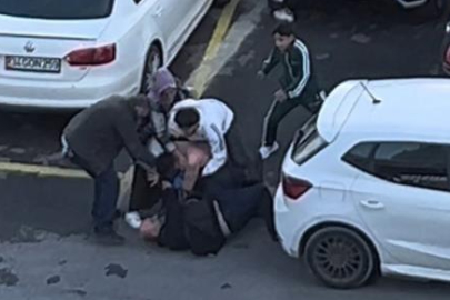 Kartal Anadolu Adliyesi önünde iki aile arasında yumruk yumruğa kavga çıktı