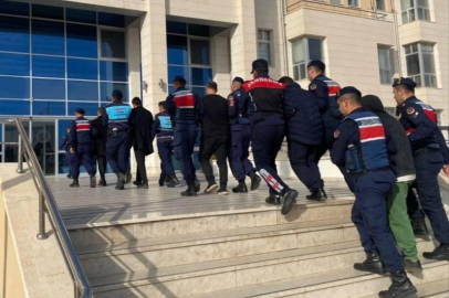 Mersin'de tekneye kaçak sigara operasyonu: 6 tutuklama