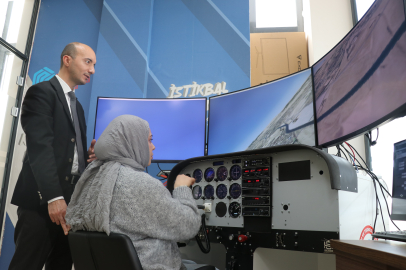 SBTÜ öğrencileri simülatörle pilotluk deneyimi yaşıyor