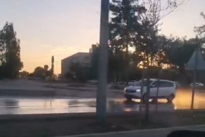 Adana’da su kaçağı sürücülere zor anlar yaşattı