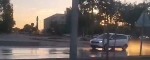 Adana’da su kaçağı sürücülere zor anlar yaşattı