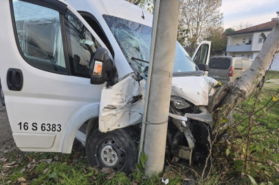 İnegöl’de feci çarpışma: Servis minibüsü ağaca ve direğe savruldu, 11 yaralı